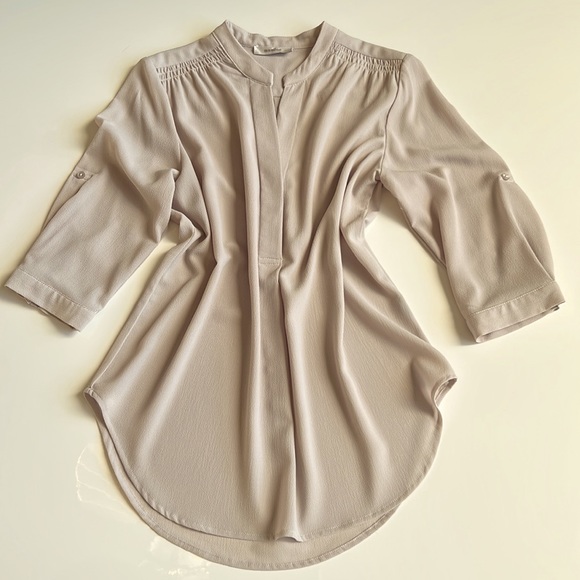 Mandee blouse crepe textured fabric, V-neck, scalloped bottom, 3/4 long - Picture 2 of 11